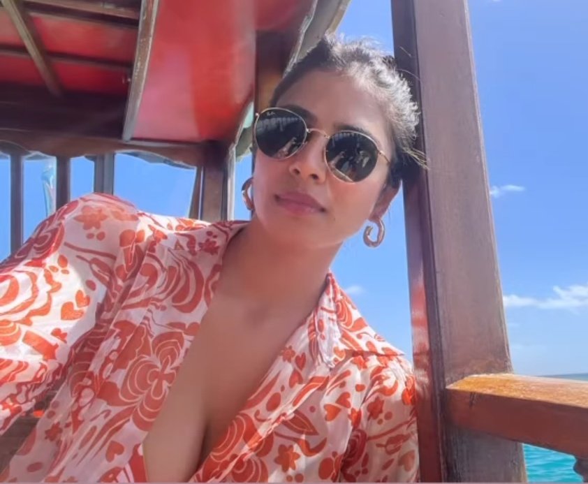 Malavika Mohanan Hot Ultra Sexy Maldives Bikini Pics Just For Movie Freaks