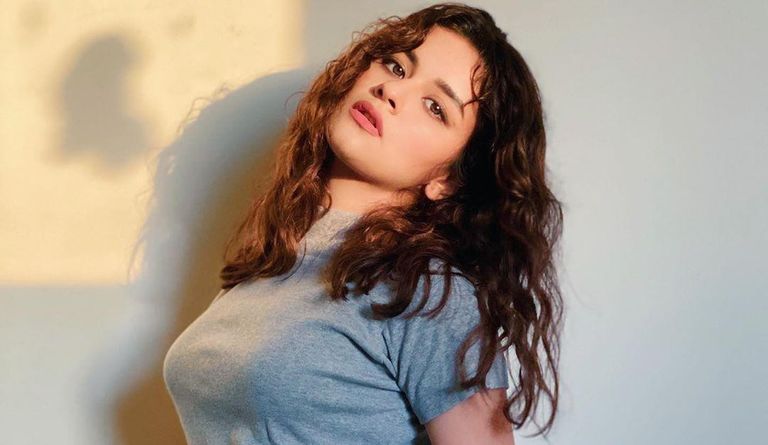 Avneet Kaur Exposes Her Hot Curves And Busty Curves Just For Movie Freaks 
