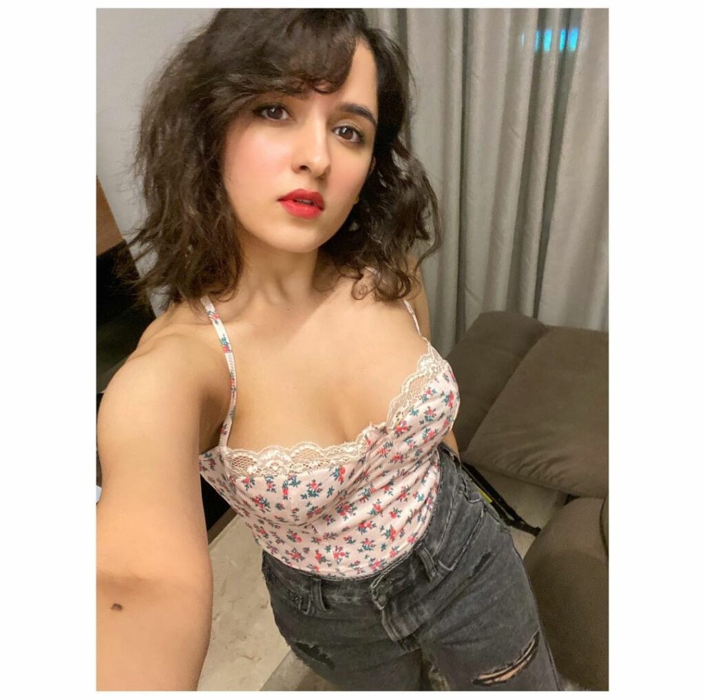 Shirley Setia Hot Cleavage