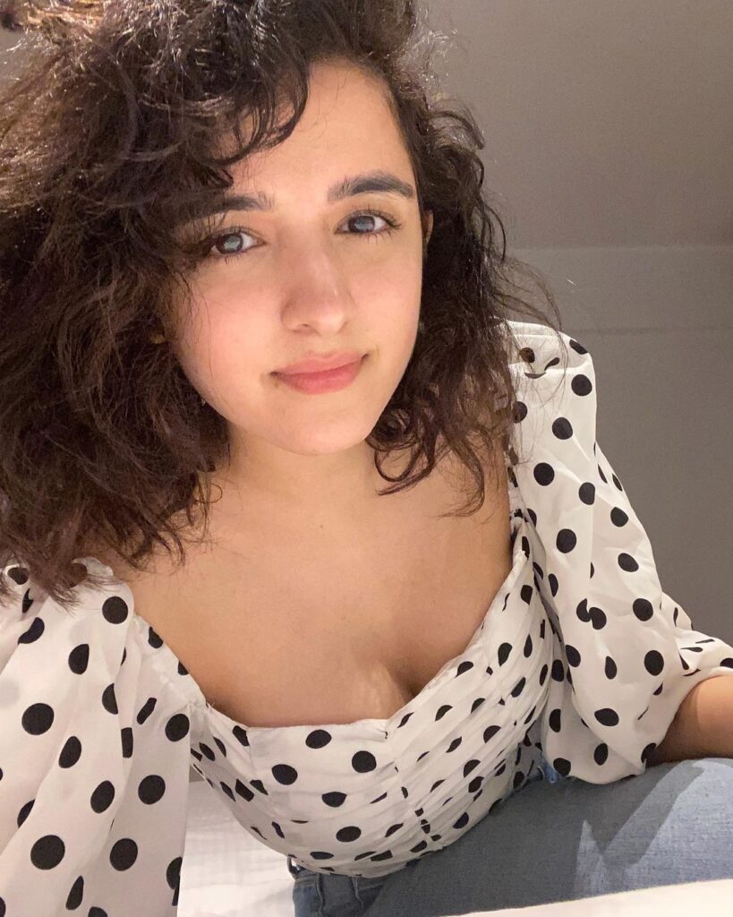 Shirley Setia Sexy Selfies