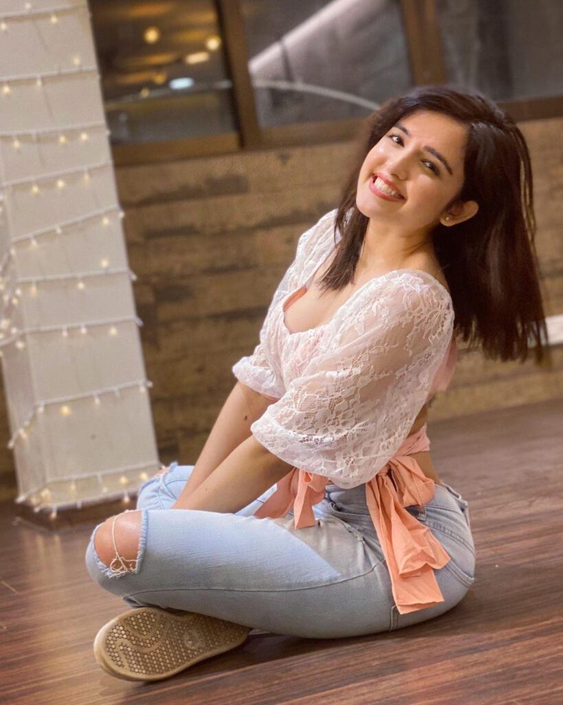 Shirley Setia Smile