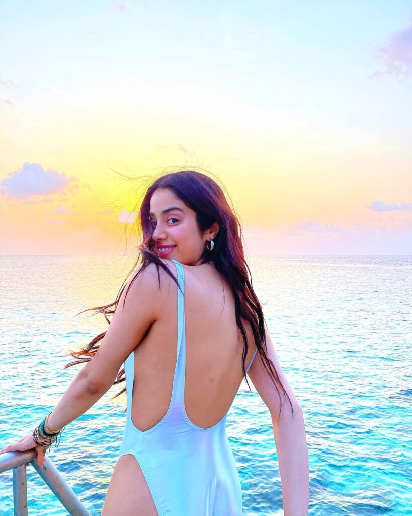 Janhvi Kapoor Hot Back