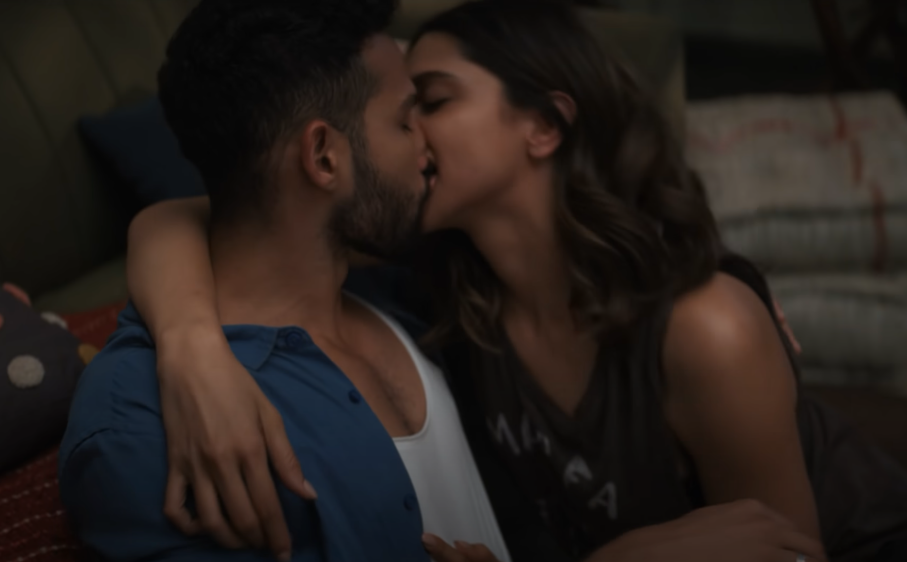 Deepika Padukone Kiss Gehraiyaan
