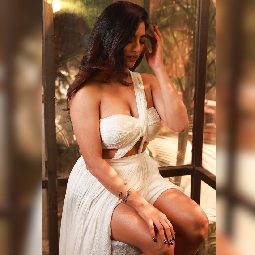 Daksha Nagarkar Hot Sexy Cleavage